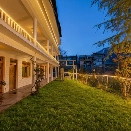 Beholden Stay & Cafe - Mountain View Boutique Stay in Old Manali