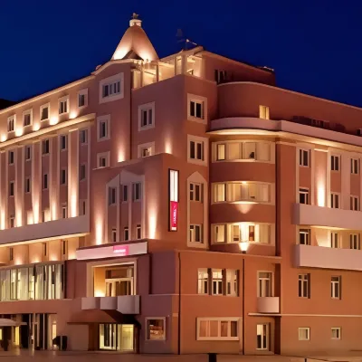 The One Grand Hotel da Póvoa - by Mhmb Hospitality Hotel berhampiran Pantai Lada II