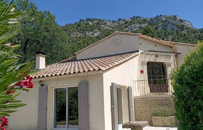 Charming house at the foot of the Luberon (rated 4 stars)
