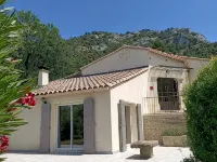 Charming house at the foot of the Luberon (rated 4 stars) Hotels in Robion
