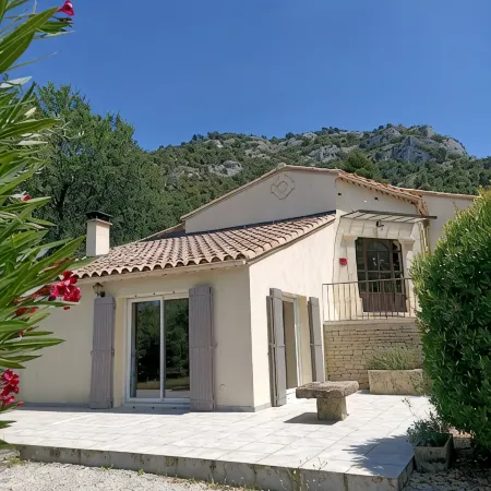Charming house at the foot of the Luberon (rated 4 stars) Отели в г. Робьон