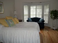 'Beneath the Branches' Cottage Steps to Golf, Tennis, Pool. Pet-Friendly!