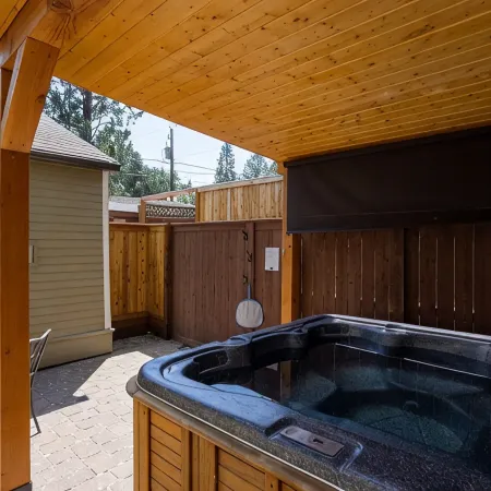 Contemporary Chic Cottage │Downtown Historic District │Hot Tub │Gourmet Kitchen