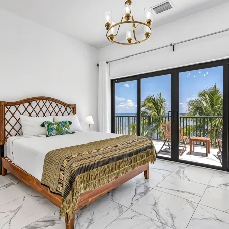 Wide Horizon oceanfront. 4 bedroom, 4 ½ bath, kayaks, pool + observation deck.
