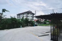 納萊伊亞拉宮殿 - 停車場