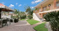 Carlton House Motel and Suites - 2-Star