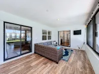 Island Vibes Beach House~ 4 Min. Walk 2 Beach • Heated Pool • King Beds - 3성급