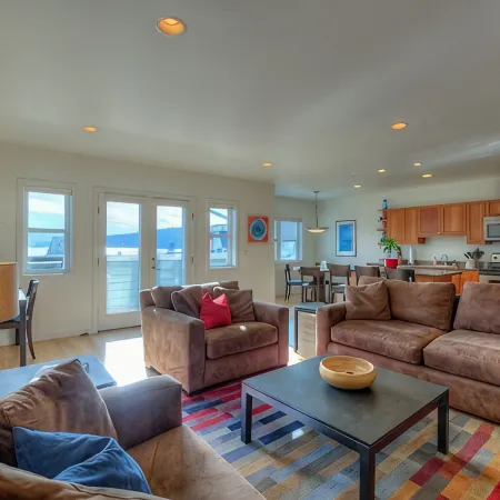 Water View! Luxury Starboard Suite-- walk to cafes, shops, galleries & beaches. Отели в г. Истсаунд