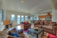 Water View! Luxury Starboard Suite-- walk to cafes, shops, galleries & beaches.