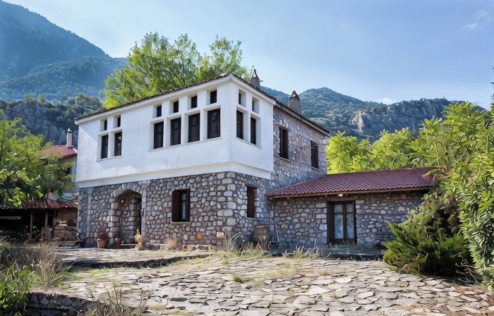 260m2 Unique Mountain House in Lilea Parnasos