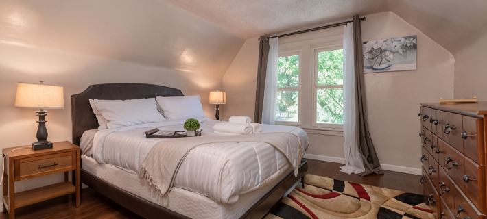 Experience Twin Cites, Spacious, Entire House Hotels in Saint Paul
