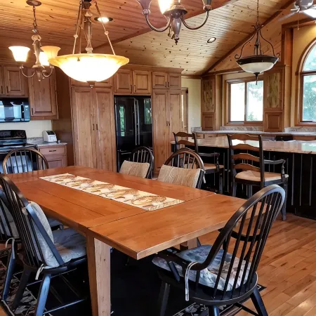 MOUNTAIN TOP RETREAT - STUNNING VIEWS! Hot tub, secluded, family friendly, 5BR!