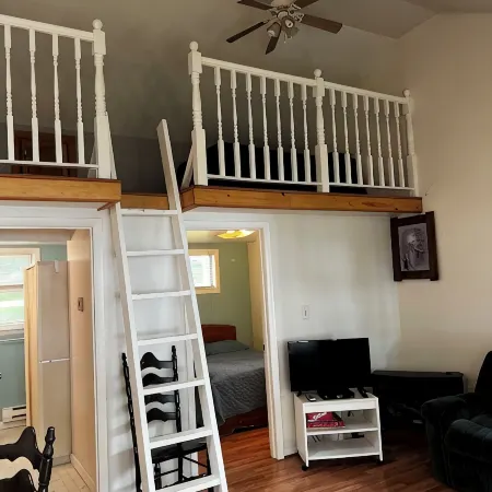 Cozy Loft Cottage on Hubbard Lake