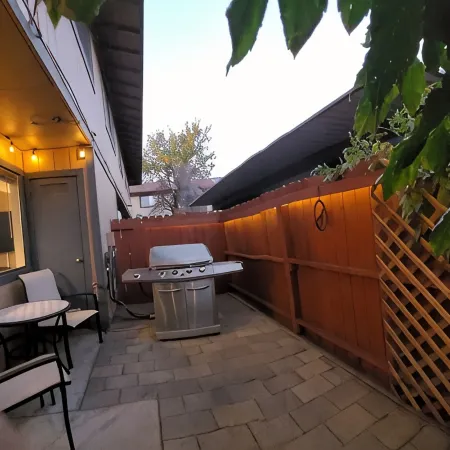 Cozy condo in Sparks, NV close to dining, shopping, and entertainment.
