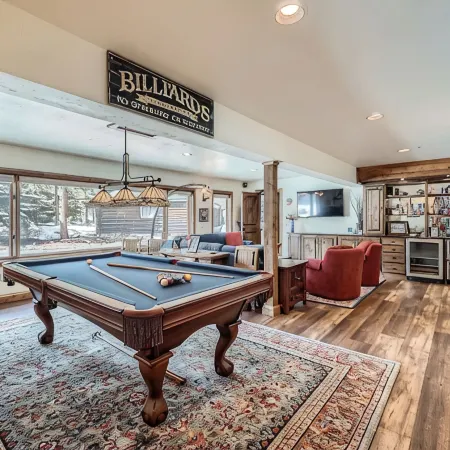 ONE BLOCK to restaurants, bars & free bus to Breck & Copper. Hot tub/pool table!