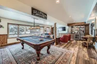 ONE BLOCK to restaurants, bars & free bus to Breck & Copper. Hot tub/pool table! - 4つ星