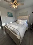 Charming Feathers Theme Home, King Bed, 2-bedroom house in Aurora with WiFi - 3 tähden