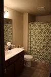 Cozy 2-bedroom condo in Waterloo south side with AC, WiFi & cable TV -  Privatzimmer