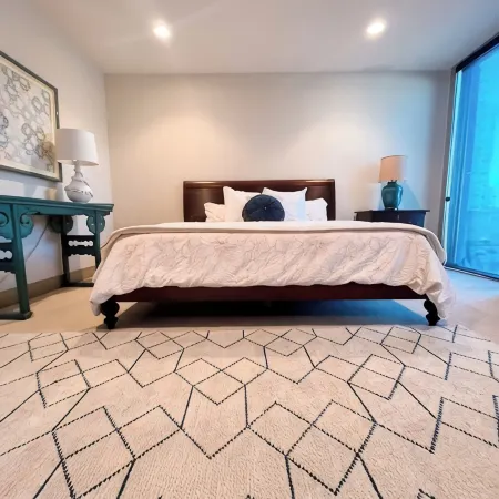 Luxe 6 Floors w Parking! Walk to Museums, Convention Center, Shops & Cafes.