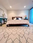 Luxe 6 Floors w Parking! Walk to Museums, Convention Center, Shops & Cafes. - บังกะโล