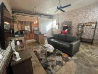 The Nest at Main Street Suites: Unique Apt in historic downtown Van Buren, AR - 3-Star