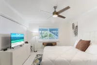 Serene Waterfront 2BR 2BA with Intracoastal Views, Pool, Balcony, Parking - Bungalows