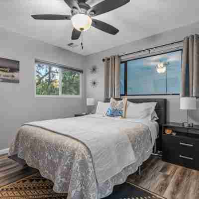 Charming Cambria Retreat w HotTub, Sleeps 8, FirePit, 5 min to Coast/Main St Rooms
