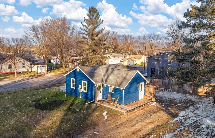 Charming 2-bedroom cottage in delightful Willmar with WiFi, AC