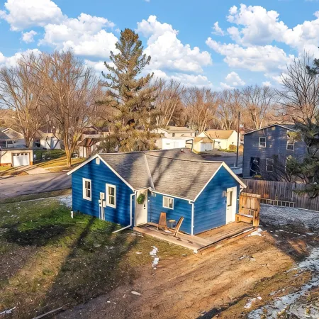 Charming 2-bedroom cottage in delightful Willmar with WiFi, AC