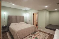 Luxurious Speakeasy Lodge, Hot Tub, Wifi & Hidden Speakeasy! Mins from the Caves - 3-Star