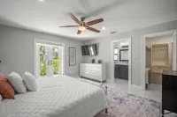 Stylish & Bright 3-Bedroom Home with Backyard, Bikes & Pool by Esthetic Stays - 4つ星