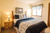 Cozy 2 Bed, 2 Bath Condo on Golf Course with Hot Tub, Sauna & Pool! - 3-Star