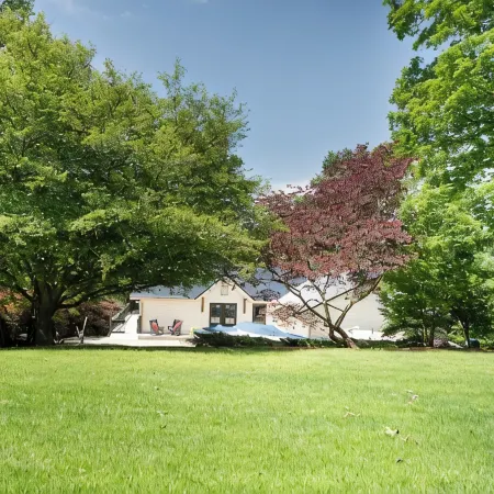 Quiet Lakefront. Huge 5/3. Deep Water. Pontoon Boat Available.