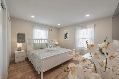 Sunny Downtown 2BR w/ Parking - 4-Star