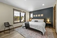 Luxury property with 5 King Suites Air Conditioning, Pool Access, Hot Tub & Wifi - 홈스테이