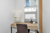 Charming, modern, 2nd floor home-away-from-home - con encanto
