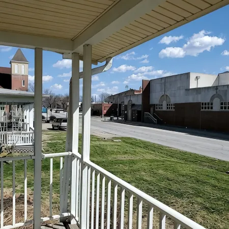 Downtown Retreat with large privacy fenced yard. Pet Friendly!