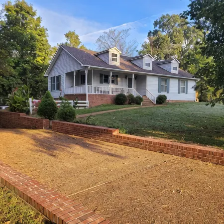 Riverside Getaway - Enjoy Quiet Life Right on the Duck River