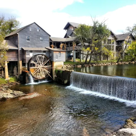 Hoedown Hideaway - Walk to pool/No scary drive/Game room/Prime location/Hot tub