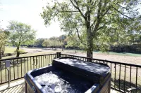 Southern Grace on the Caddo - on the River! with Hot Tub! - Parvekkeita