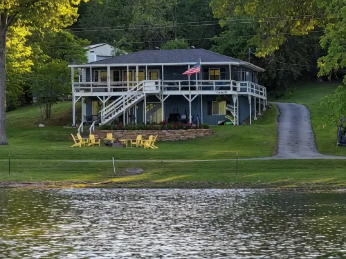 Shoreline at Beaver Lake.  Relaxing Peaceful Lakefront Home - WiFi