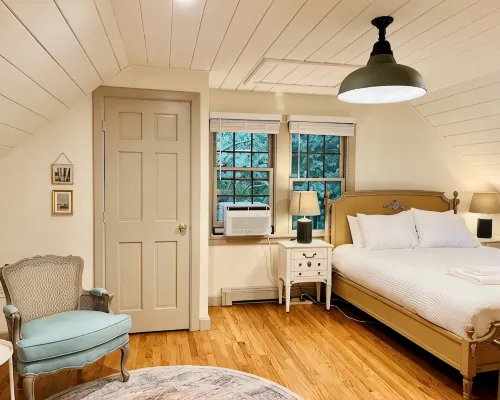 Private Cape Cod Cottage. Walk to Ellis Landing Beach! Hotels in Brewster