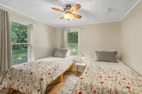 Lakeside, 2-Bedroom Cottage with Fire Pit in Dickson - 3-Star