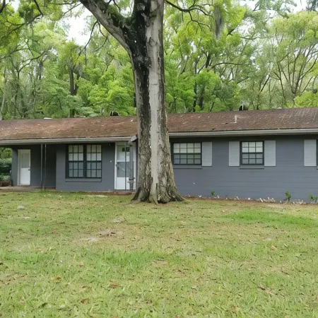 Enjoy a private home in beautiful S.E. Ocala