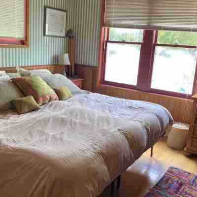 LoveJoy Cottage in quaint historic Coupeville. views of Penn Cove - Pet friendly Rooms