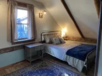 Colorful Farmhouse just minutes from East Burke, Kingdom Trails and Burke Mtn - Homestays