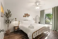 Golf Cart, Fire Pit! 5 Mins to Beach/DT! 4Br/2 Kings! Fam Friendly! - 3-Star