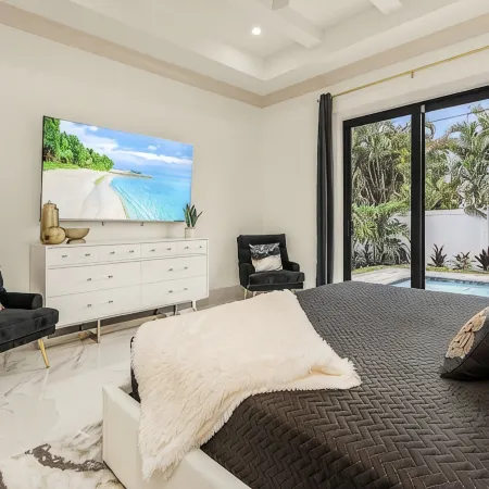 Naples Vibes! Close to the 🏖️! Heated Pool&Spa, Lanai, Grill! Two Kings! Arcade!