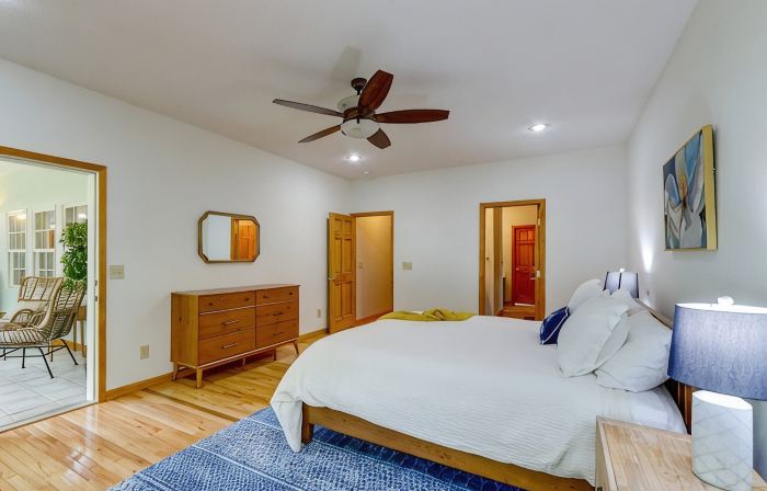 Modern Home in the Heart of Murphy, Hi-Tech Massage Chair, Jetted Tub, KING Bd!