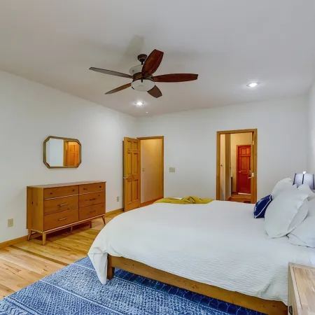 Modern Home in the Heart of Murphy, Hi-Tech Massage Chair, Jetted Tub, KING Bd! Hotels in Murphy